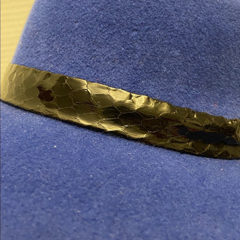 Elegant Blue Wide-Brim Hat with Black Textured Band - Picture 3 of 5